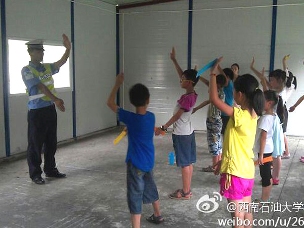 7��24��������ʯ�ʹ�WУ��ӛ�߈F���Ű�֧��־Ը꠽o���ӂ�������һ�ò�һ�ӵ��I(y��)�w��n�����а������t(y��)�����ώ������죬�ƌW������ώ���N�I(y��)��꠆T��ϣ�������ӂ��ڸ����I(y��)�ώ�ָ���£��܌�δ����������Mϣ�����D�顰���������ڽ̌����ӂ���ָͨ�]�Ļ��A(ch��)�քݡ�