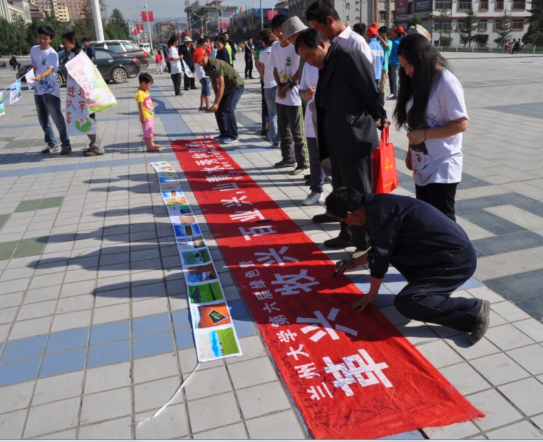 7��19�����m�ݴ�W(xu��)�����þGɫ�I(y��ng)����ף�������οh�����V��(ch��ng)���չ�_(k��i)���_(k��i)�I(y��ng)�xʽ���I(y��ng)�T��ͨ�^(gu��)�·f�����w����(b��o)�͈DƬ���ڏV��(ch��ng)�������������S��������P(gu��n)ע�c�v�����D�������ڗl�����������Լ��ĺ����͸�����