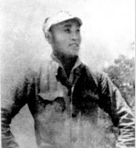 ���һ���1911��1941������Ұ�Q���M�壬�|��ʡ�|ꖿhʯ����������1930������Ї����a(ch��n)�h��1931�ꡰ��һ�ˡ���׃���l(f��)����(j��ng)У��ͬ�⣬����W(xu��)���ؼ��l(xi��ng)������1932��5���ڼ��l(xi��ng)�M����ƽ�|�����x��܊�����������ô�������ָ�]����(zh��n)�`��C�����˷Q��С��������1935�ꅢ�ӡ�һ��.�š��W(xu��)���ۇ��\�ӣ����u���\���еġ���������1939�����A��������(li��n)܊˾��T��������ΰ�·܊�x�켽܊�^(q��)��ʮ�F�F�L��1941��2��4�����r�ΰ�·܊�x�켽܊�^(q��)��ʮ�F�F�L���һ�����ָ�]�����R�I��(zh��n)���в��Ҡ�������H30�q��