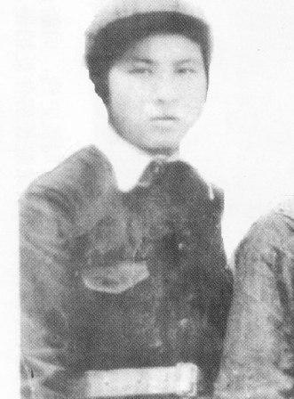 ����أ�1920��10 �������F��ʡ���x�h����1938�꣬������c�M(j��n)��ͬ�W(xu��)���Ӱ��M(j��n)���Ї�������܊����W(xu��)�W(xu��)��(x��)�����I(y��)�󱻷ֵ�����2��У���l(w��i)�B��(d��ng)�ĕ������g��s�ؼ����Ї����a(ch��n)�h��1943��4��5 �����ձ��ۇ����x�����|�������ո���(j��)���M(j��n)�С���ʎ�����������е���������D(zhu��n)��;���⵽��܊�ķ�������������ħ������Ѻ;�������v����������(f��)��ץס��(y��n)�̱ƹ���������ؑ����, �]����¶������������߳�ŭ����܊�������ؚ��ᚢ����