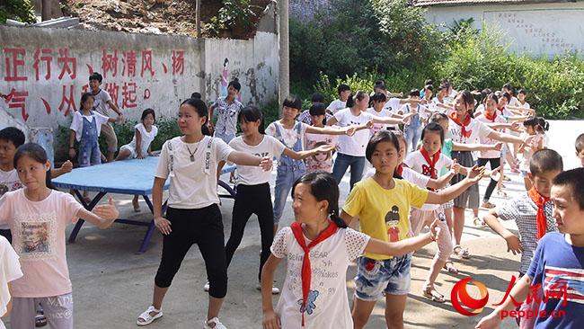 ���ϿƼ���W(xu��)��һ��һ·���x��(w��)֧���c����(zh��n)��ؚ�{(di��o)�Ќ��`�F��������ꖿh��¹ɽ�(zh��n)�u�ŸG���_չ�x��(w��)֧�̺ͷ�ؚ�{(di��o)�У��D��־Ը�߽̺��ӂ�̫�Oȭ�����F��ṩ��