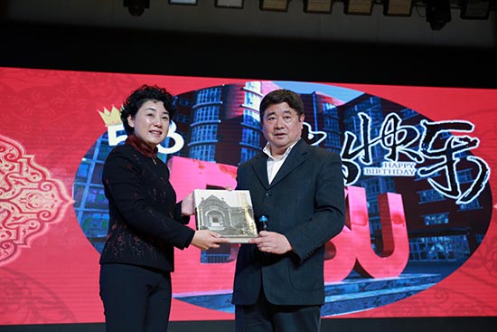 故宮博物院院長單霽翔(右)向北京第二外國語學(xué)院黨委書記顧曉園(左)贈送禮物