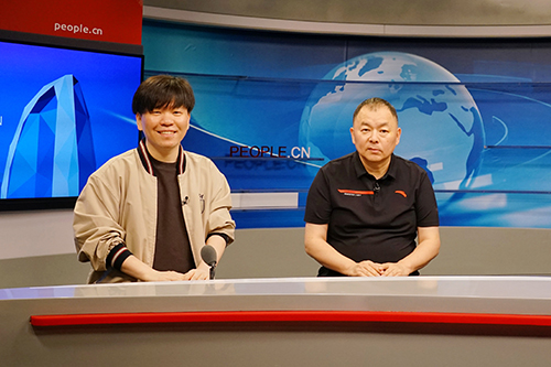 電影頻道節(jié)目中心副總編輯王平久（右）、音樂制作人常石磊（左）做客人民網(wǎng)。人民網(wǎng)記者 皇甫萬里 攝