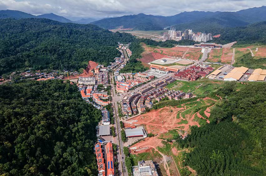 磨憨口岸俯瞰，右前方高層白色建筑群為老撾境內(nèi)。人民網(wǎng)記者 符皓攝