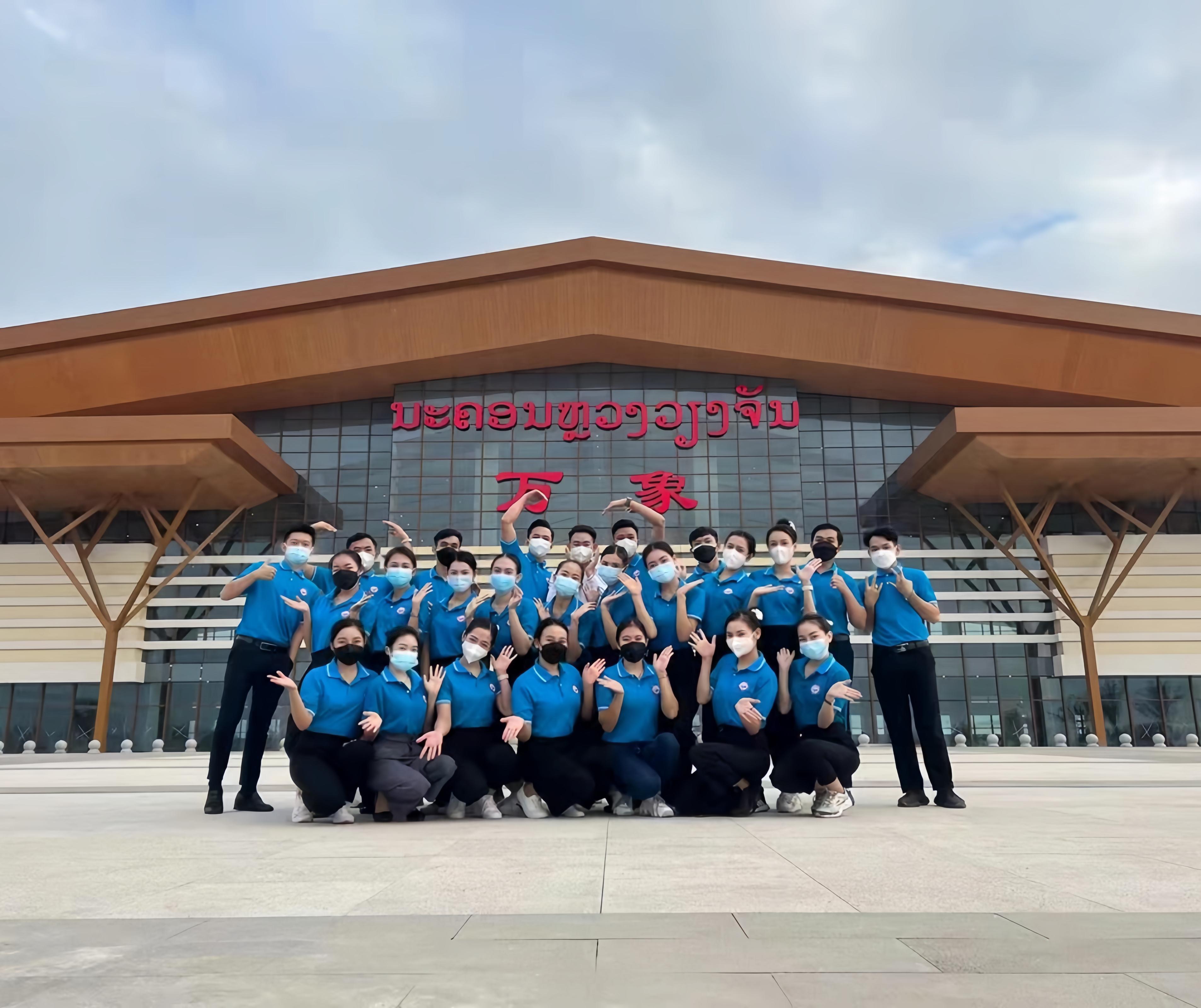 學(xué)生上崗前在老撾萬象高鐵站前合影（其中5人為貴陽職業(yè)技術(shù)學(xué)院培訓(xùn)班學(xué)生）。 貴陽職業(yè)技術(shù)學(xué)院供圖
