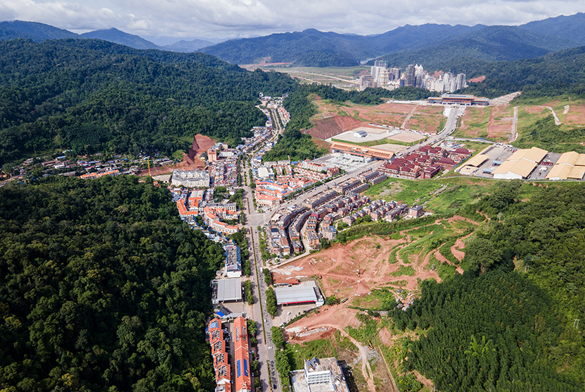 磨憨口岸俯瞰，右前方高層白色建筑群為老撾境內(nèi)。人民網(wǎng)記者 符皓攝