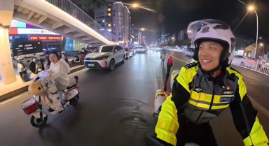 騎警深夜巡邏，一路“碎碎念”式勸導(dǎo)